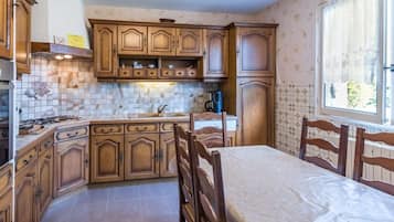 Een koelkast, een microgolfoven, een vaatwasser