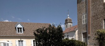 Charming renovated cottage with terrace in park