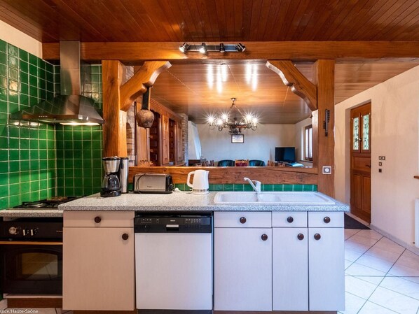 Fridge, microwave, oven, dishwasher - Cozy cottage in the Vosges with fireplace (Belfahy)