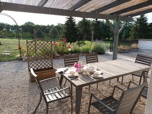 تناول الطعام بالخارج