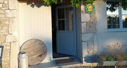 Character house in Gy with parking and Wifi