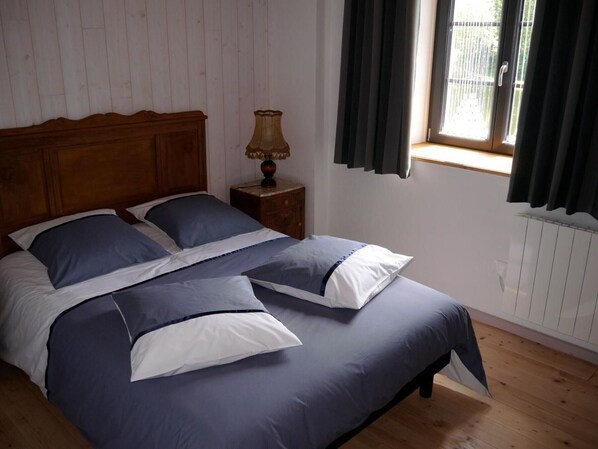 3 bedrooms, bed sheets