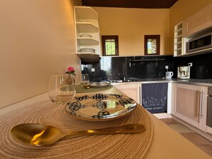 Micro-ondes, four, plaque de cuisson, cafetière/bouilloire