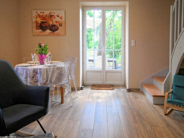 Dining - Charming renovated cottage with terrace and parking in Montagney (Montagney)