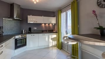 Een koelkast, een microgolfoven, een vaatwasser