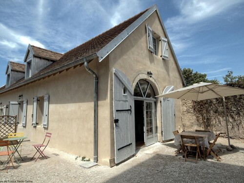 Charmant gîte rénové avec terrasse et parking privé dans un parc, accepte petit animal