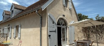 Charming renovated cottage with terrace and private parking in park, pet friendly