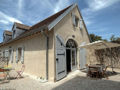 Charming renovated cottage with terrace and private parking in park, pet friendly