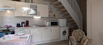 Charming renovated cottage with terrace and private parking in park, pet friendly
