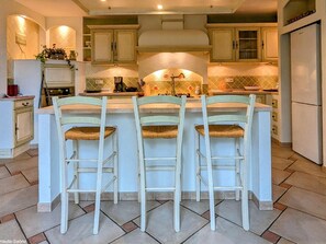 Jääkaappi, mikroaaltouuni, astianpesukone