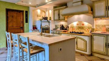 Réfrigérateur, micro-ondes, lave-vaisselle