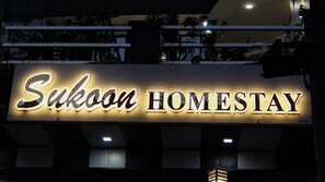 Letrero iluminado del alojamiento Sukoon Homestay.