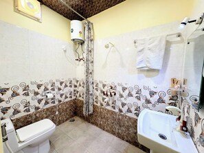 Deluxe Double Room, Park View | Bathroom - sukoon homestay (Agra)
