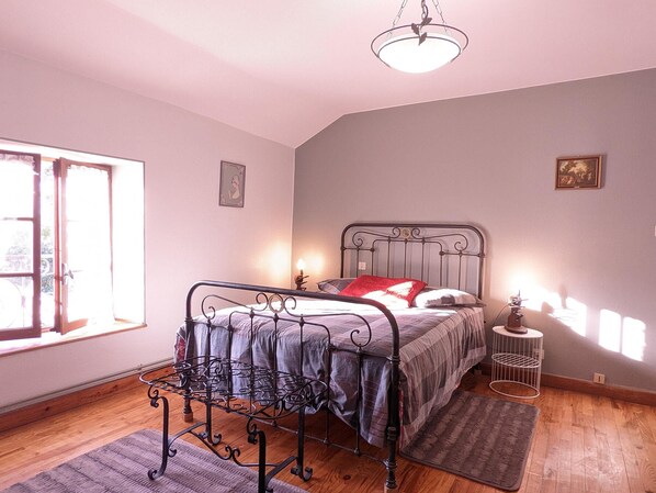 4 bedrooms, bed sheets