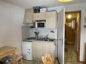 Réfrigérateur, cafetière/bouilloire