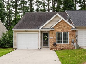 Exterior - 3 bedroom 3 bath home in Grovetown. The sleeping arrangements for this property are 3 queen beds and the sofa upstairs folds out into a king bed. (Grovetown)