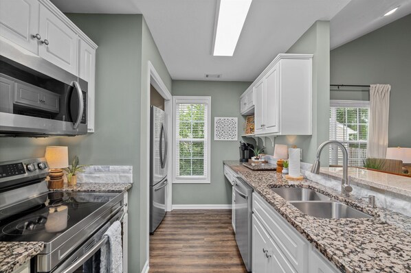 Fridge, microwave, oven, stovetop - 3 bedroom 3 bath home in Grovetown. The sleeping arrangements for this property are 3 queen beds and the sofa upstairs folds out into a king bed. (Grovetown)