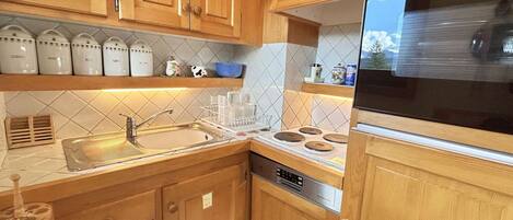 Køleskab, mikrobølgeovn, ovn, kogeplade