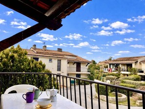 Outdoor dining - Studio rental, steps from the beach with parking - La Londe-les-Maures (La Londe-les-Maures)