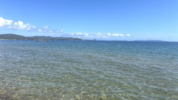 A clear view of a coastal area with calm waters, distant landforms, and a clear sky. - Studio rental, steps from the beach with parking - La Londe-les-Maures (La Londe-les-Maures)