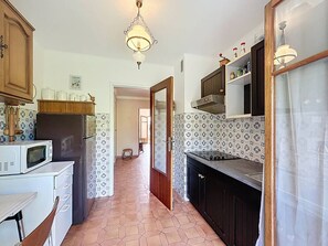 Een koelkast, een oven