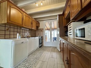 Micro-ondes, four, plaque de cuisson, lave-vaisselle