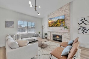 تلفزيون ذكي، مدفأة، مكتب