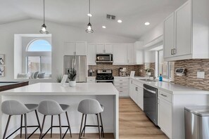 ثلاجة، ميكروويف، فرن، موقد طهي مسطح