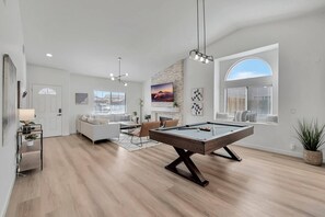 تلفزيون ذكي، مدفأة، مكتب