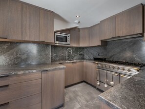 Réfrigérateur, four, plaque de cuisson, lave-vaisselle