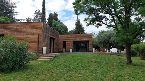 Villa near Avignon, private pool, on large plot.