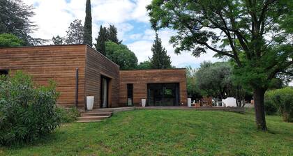 Villa near Avignon, private pool, on large plot.