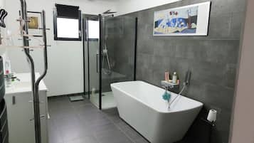Douche, sĂšche-cheveux, bidet, serviettes fournies
