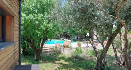 Villa proche Avignon, piscine privée, sur grand terrain.