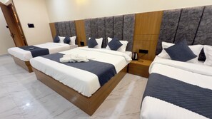 Free WiFi, bed sheets - Hotel Hari Sajan (Ujjain)