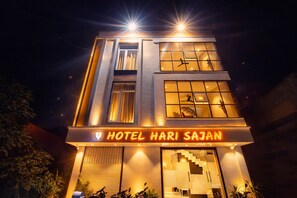 Front of property - Hotel Hari Sajan (Ujjain)