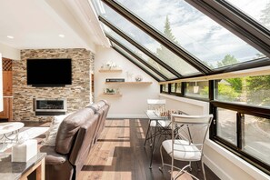 Smart TV y chimenea 