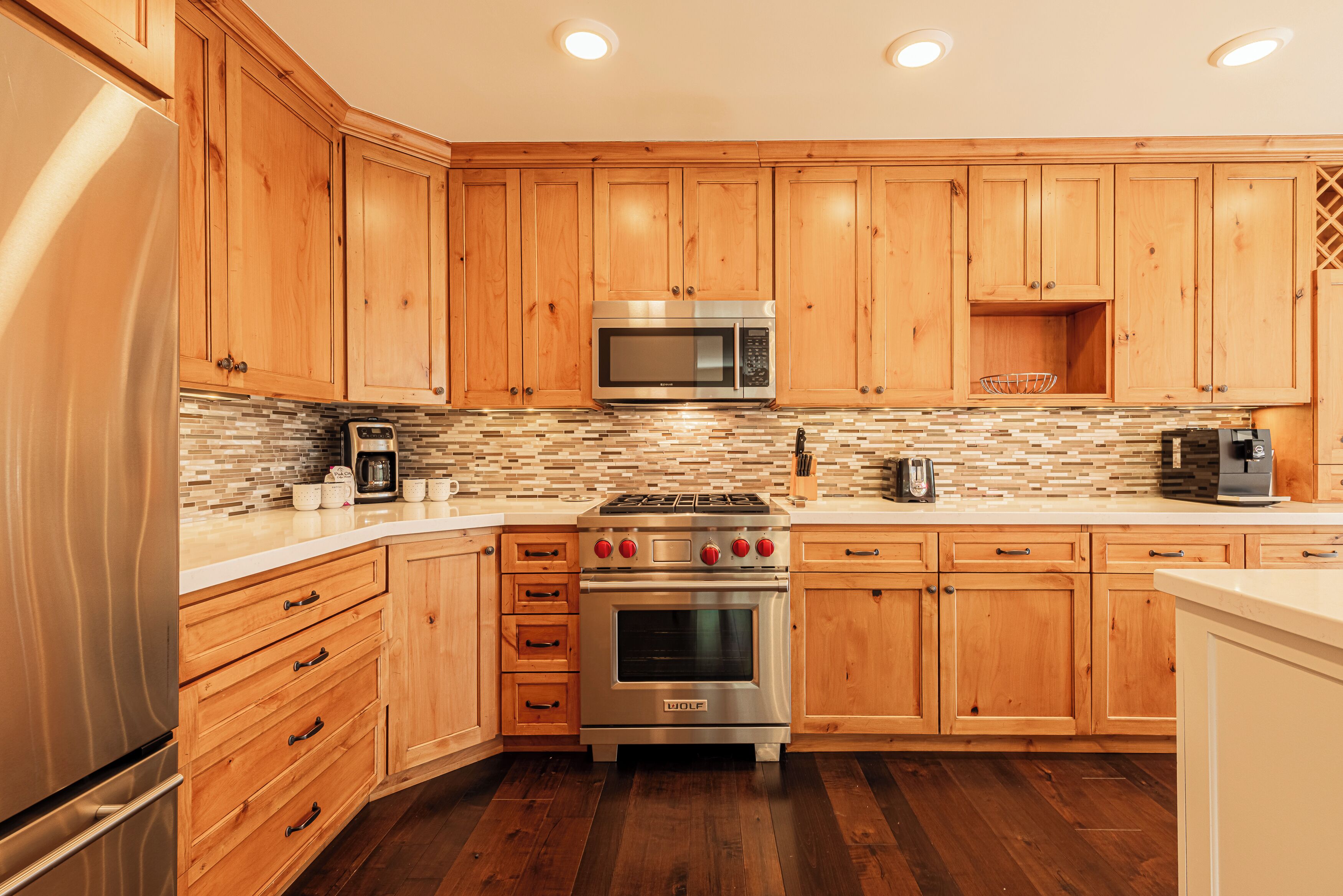 Geladeira, micro-ondas, fogão, cooktop