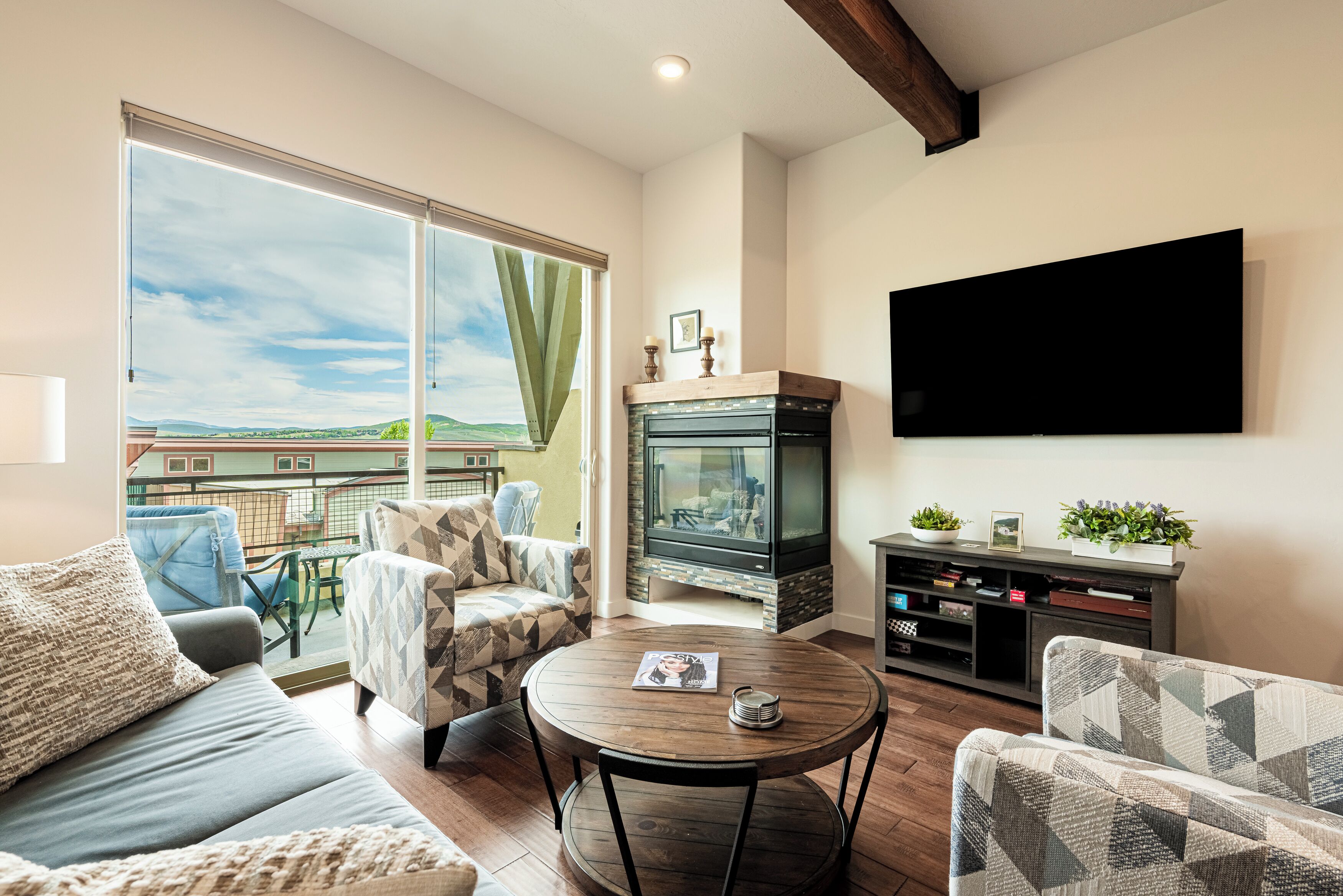 Smart TV, fireplace
