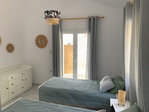 2 sovrum, skrivbord, strykjärn/strykbräda och resesäng