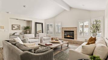 Smart-TV, Videospiele, Tischtennisplatte