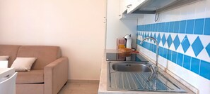 Fridge, oven, stovetop, coffee/tea maker