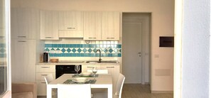 Fridge, oven, stovetop, coffee/tea maker