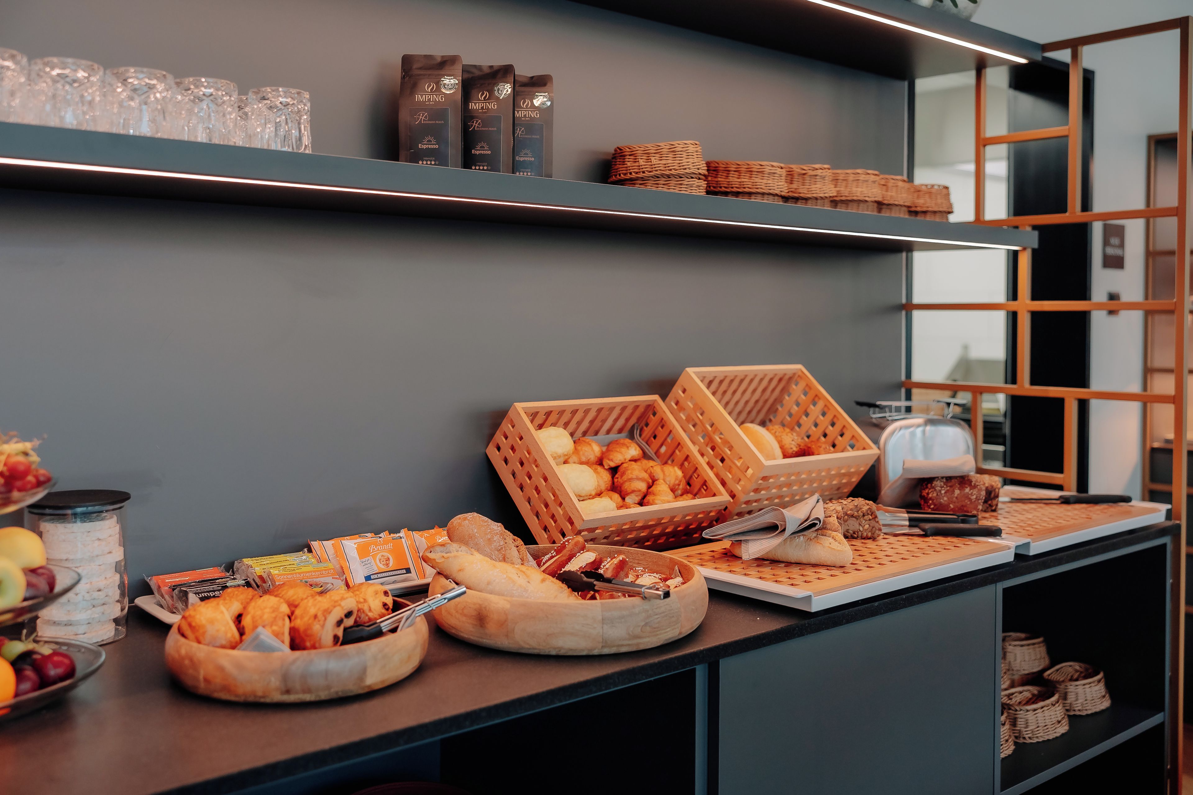 Una mesa de buffet con diversos alimentos y salsas.