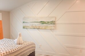 4 bedrooms, desk, iron/ironing board, travel cot