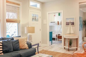 4 quartos, escrivaninha, ferros/tábuas de passar roupa, berço de viagem