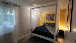 4 bedrooms, desk, free WiFi, bed sheets