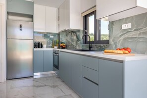 Fridge, oven, stovetop, dishwasher