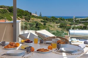 Outdoor dining - Modern Villa with Private Pool & Mountain Views (Palio Gerani)