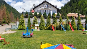 Área de juegos infantiles al aire libre
